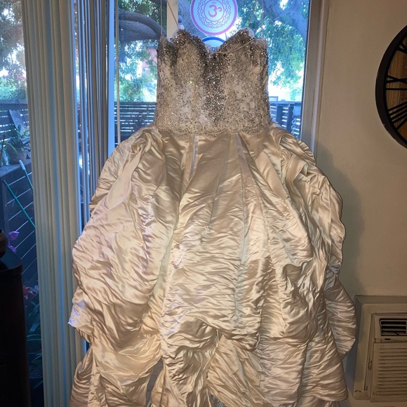 A One of a kind Baracci wedding gown or either evening gown can we use this both - Picture 4 of 8